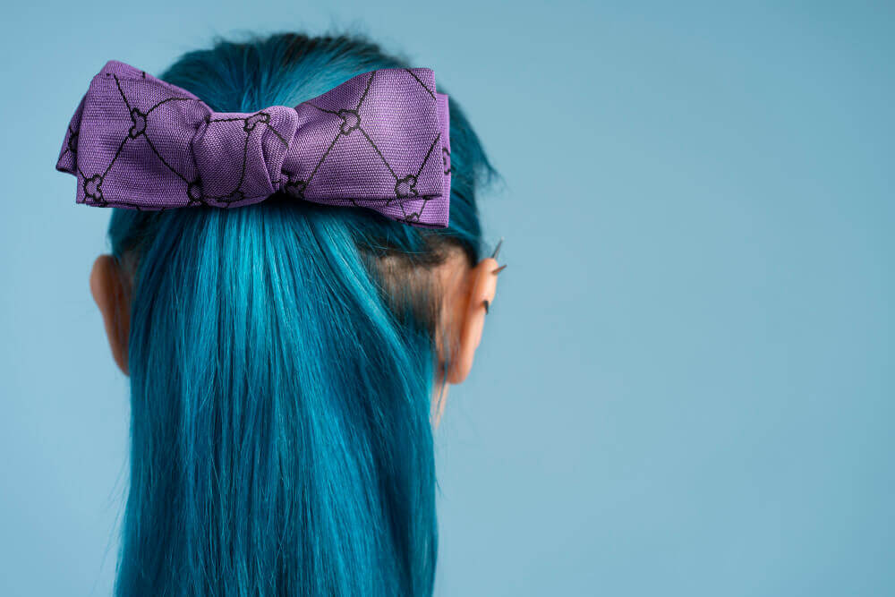 back view woman wearing purple ribbon 1